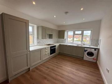 East Barnet Road, Barnet EN4, 4 bed maisonette to rent, £2,500 pcm | PrimeLocation