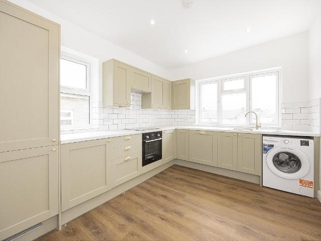East Barnet Road, Barnet, London EN4, 4 bed flat to rent, £2,300 pcm | PrimeLocation