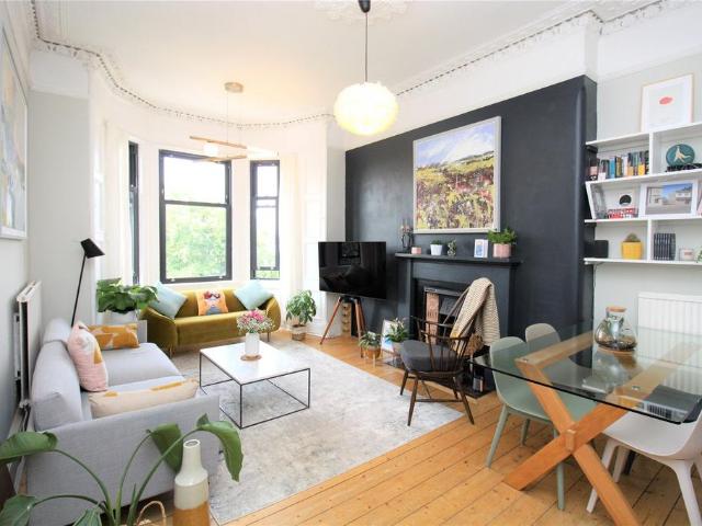 East Claremont Street, Edinburgh. 3 bed apartment to rent £1,900 pcm £438 pw