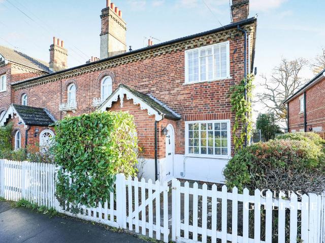 East Common, Gerrards Cross, Buckinghamshire SL9, 2 bed end terrace house to rent, £2,000 pcm | PrimeLocation