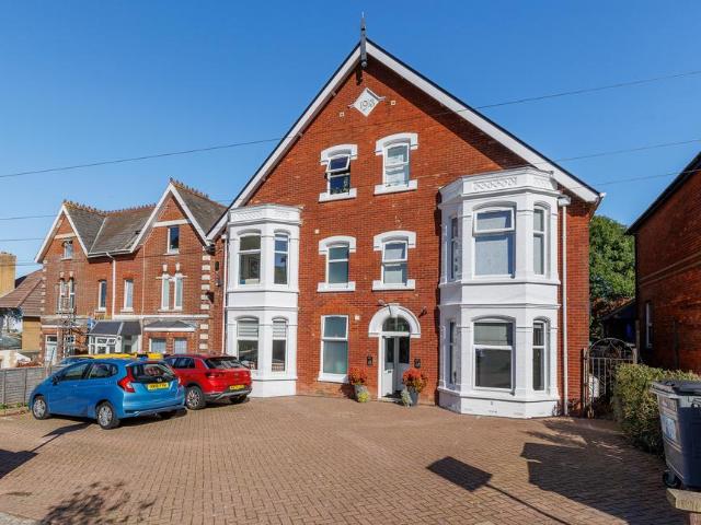 East Cowes PO32 3 bed flat to rent £1,050 pcm £242 pw
