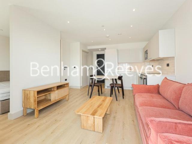 East Drive, Duxford Tower NW9 1 bed apartment to rent £2,070 pcm £478 pw