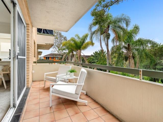 East Facing Apartment with Wraparound Balcony & Leafy Outlook in Prime Beachside Location!