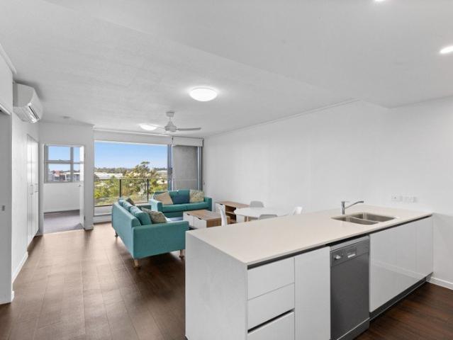 EAST FACING APARTMENT WITH CITY SKYLINE VIEWS IN PRIME ROBINA LOCATION