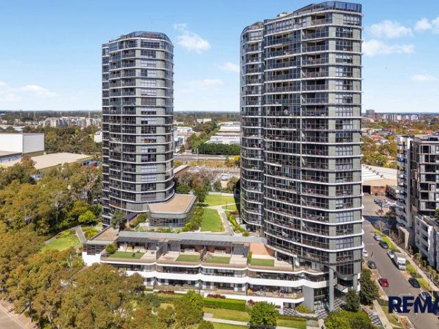 East Facing Meriton Apartment with an Oversized Entertainer's Balcony