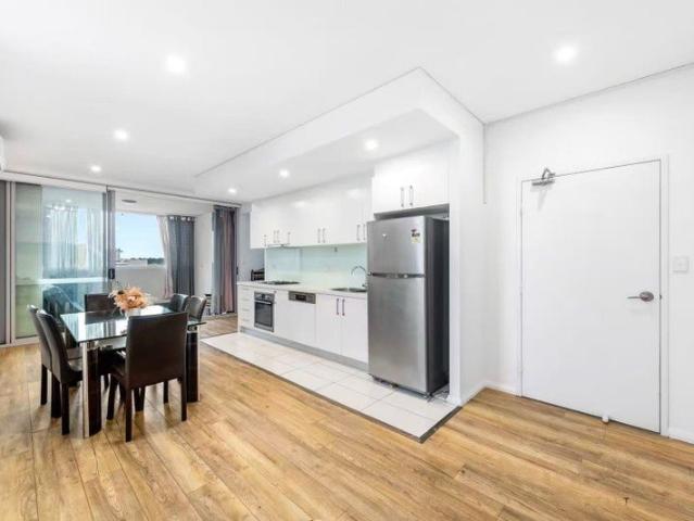 East Facing Modern Apartment with Stunning City Views