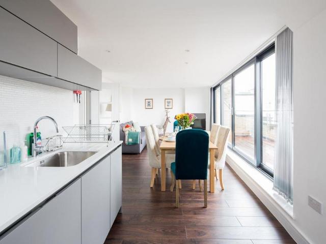 East Ferry Road 211 4/F/F, Isle Of. 2 bed apartment to rent £2,600 pcm £600 pw