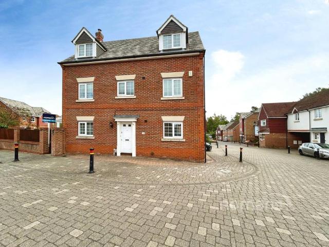East Hundreds, Elvetham Heath, Fleet. 6 bed house to rent £3,000 pcm £692 pw