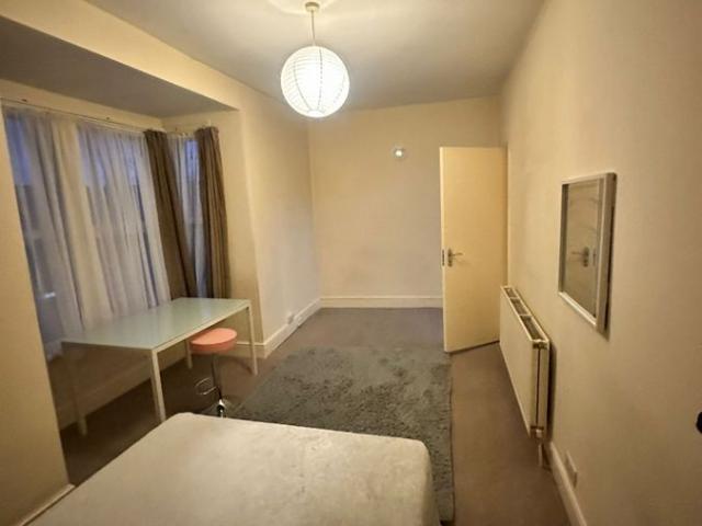 East Ham E6, 1 bed flat to rent, £1,350 pcm | PrimeLocation