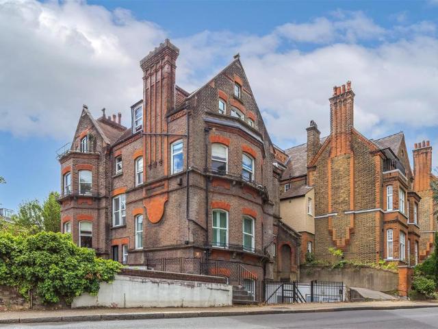 East Heath Road, London Studio to rent £1,675 pcm £387 pw