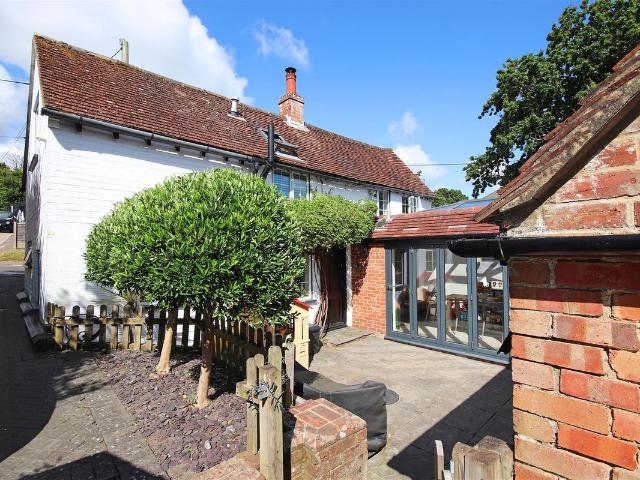 East Hill, Lymington SO41, 3 bed detached house to rent, £2,200 pcm | PrimeLocation