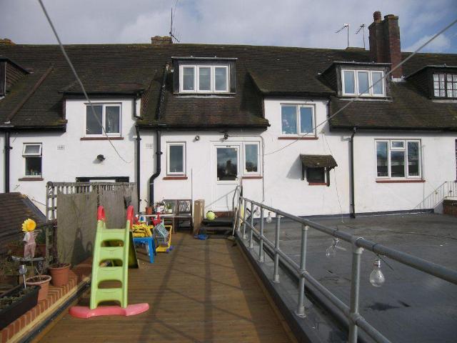 EAST HORSLEY 1 bed flat to rent £1,175 pcm £271 pw