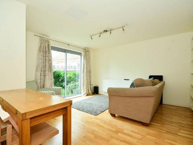 East India Dock Road, Poplar, London. 1 bed flat to rent £1,799 pcm £415 pw