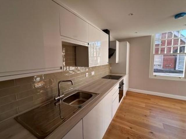 East Park, Crawley, RH10 1 bed flat to rent £1,200 pcm £277 pw
