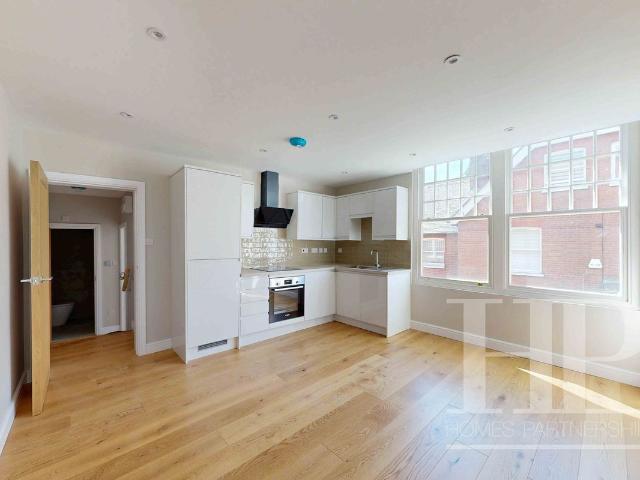East Park, Crawley RH10, 1 bed flat to rent, £1,300 pcm | PrimeLocation