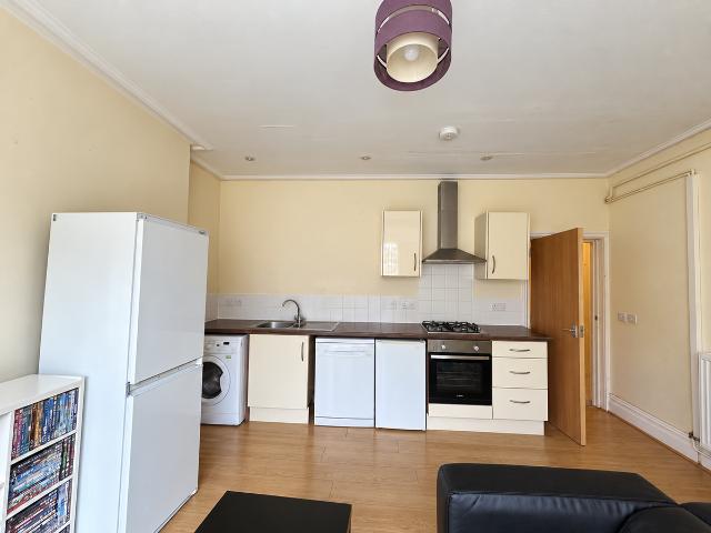 East Park Road, Leicester LE5, 2 bed flat to rent, £411 pppm | PrimeLocation