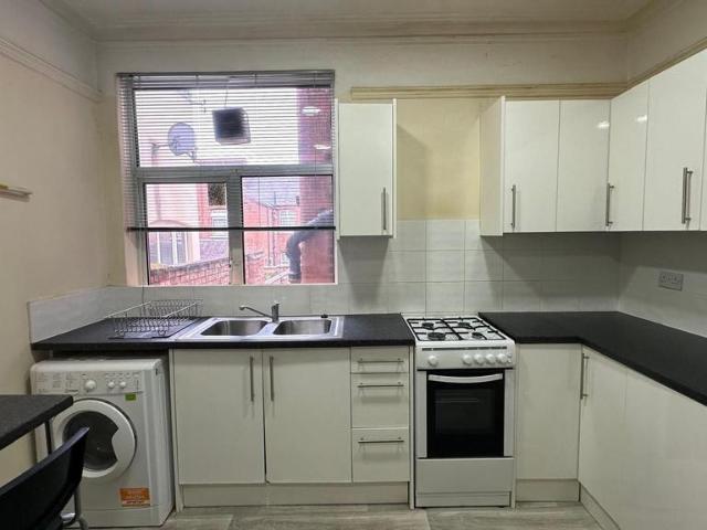 East Park Road, Leicester LE5 2 bed flat to rent £823 pcm £190 pw