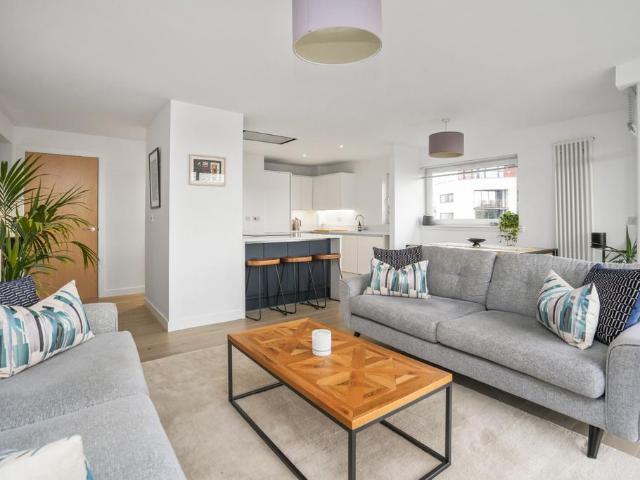 East Pilton Farm Crescent, Fettes. 3 bed flat to rent £1,895 pcm £437 pw