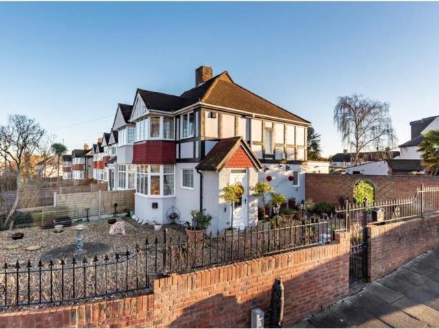 East Rochester Way, Sidcup DA15 3 bed semi detached house to rent £2,500 pcm £577 pw