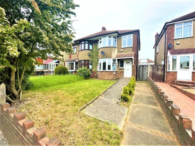 East Rochester Way, Sidcup, Kent, DA15 3 bed semi detached house to rent £2,150 pcm £496 pw