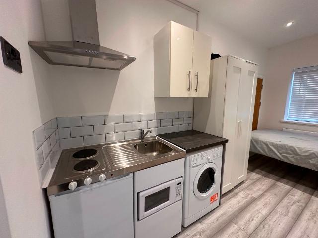 East Road, Chadwell Heath, Romford RM6, Studio to rent, £1,000 pcm | PrimeLocation