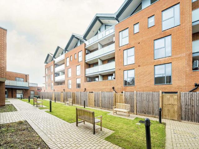 East Road, London SW19 3 bed flat to rent £2,900 pcm £669 pw