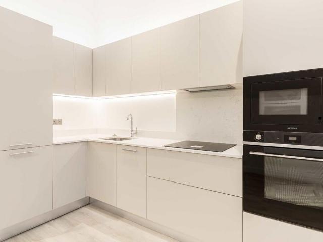 East Road, London SW19 3 bed flat to rent £2,900 pcm £669 pw