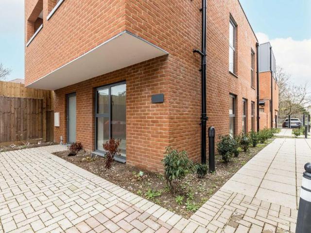 East Road, London SW19 1 bed flat to rent £2,150 pcm £496 pw