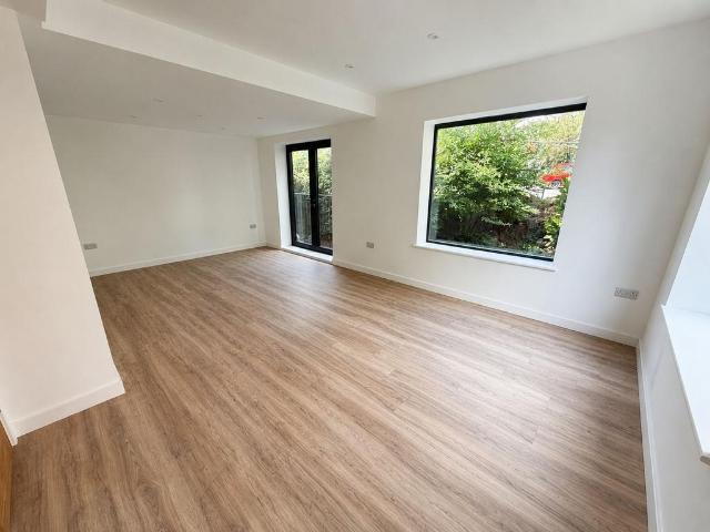 East Street, Bedminster, BS3 3 bed end of terrace house to rent £2,000 pcm £462 pw