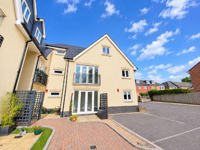 East Street, Epsom KT17 2 bed flat to rent £1,750 pcm £404 pw