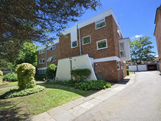 East Street, Epsom KT17 2 bed flat to rent £1,795 pcm £414 pw