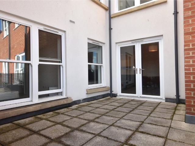 East Street, Farnham, Surrey GU9, 2 bed flat to rent, £2,240 pcm | PrimeLocation
