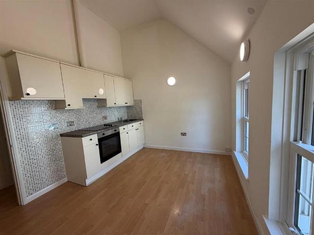 East Street, Sittingbourne 1 bed apartment to rent £850 pcm £196 pw