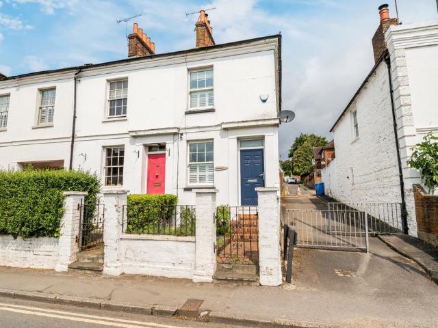 East Street, Surrey GU9 2 bed end of terrace house to rent £1,950 pcm £450 pw