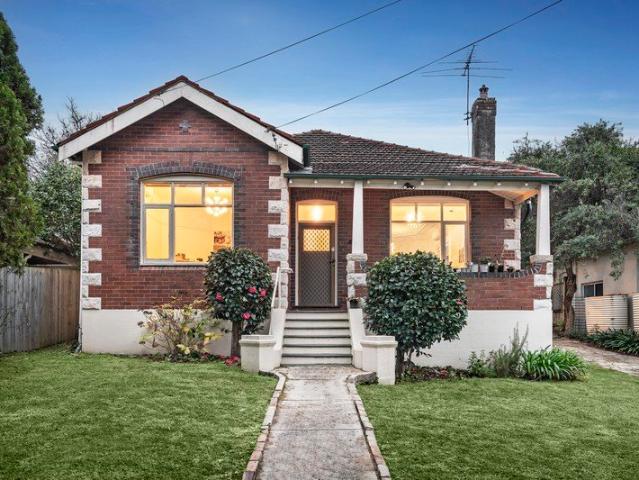 East Side Charm and Convenience Walk to Rail