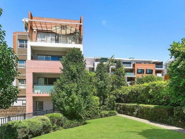 EAST SIDE STEPS TO RAVENSWOOD GIRLS TRAIN LARGE 3 BEDROOM UNIT GAMES ROOM COURTYARD