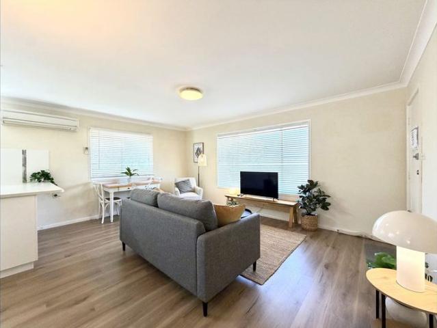 EAST TAMWORTH FULLY FURNISHED 2 Bedroom Upstairs Unit