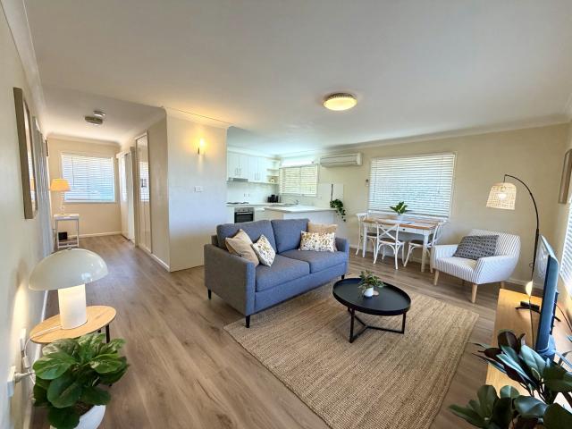 EAST TAMWORTH FULLY FURNISHED 2 Bedroom Upstairs Unit