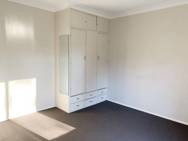 EAST TAMWORTH Two Bedroom Unit with Split System