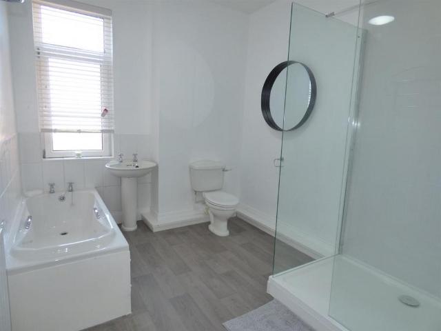 East View, Wideopen 2 bed flat to rent £825 pcm £190 pw