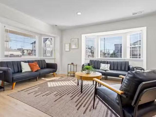 East Youngs Avenue