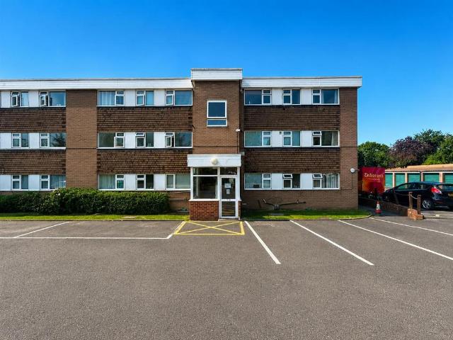Eastcote Lane, Northolt 2 bed flat to rent £1,550 pcm £358 pw