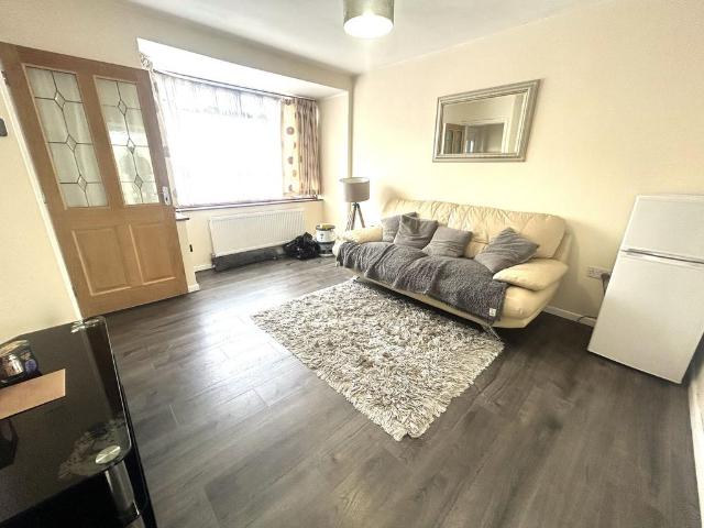 Eastcote Lane, Harrow, HA2 3 bed terraced house to rent £2,300 pcm £531 pw