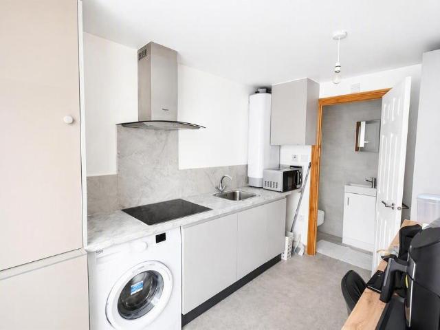 Eastcote Lane, Harrow HA2 Studio to rent £1,150 pcm £265 pw