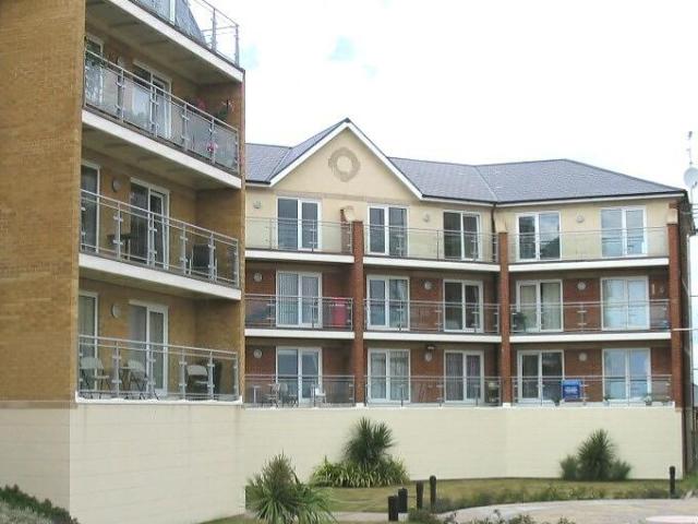 Eastbourne, BN23 2 bed flat to rent £1,300 pcm £300 pw