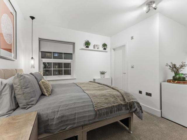 Eastbourne Station Studio | £1,000 Bills Inc