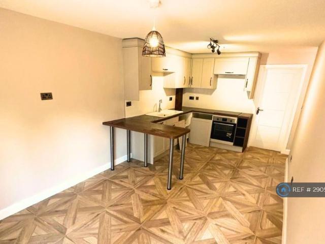 Eastbrook Close, Woking, GU21 2 bed maisonette to rent £1,625 pcm £375 pw