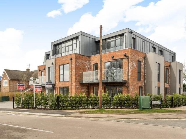 Eastbury Avenue, Northwood HA6 2 bed apartment to rent £2,200 pcm £508 pw