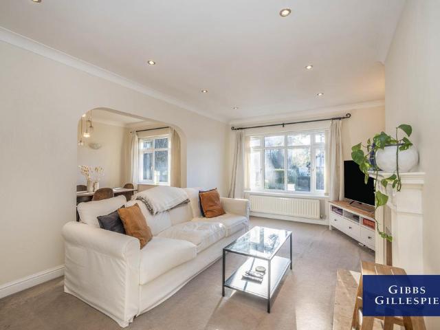 Eastbury Avenue, Northwood. 2 bed flat to rent £2,150 pcm £496 pw