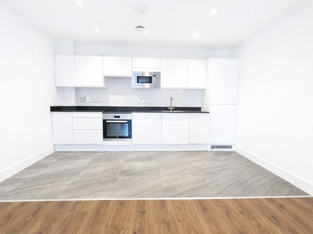 Eastbury Road, WD19 3 bed flat to rent £2,200 pcm £508 pw